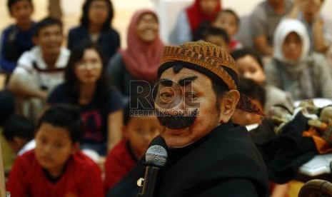 Pak Raden berpulang pada Jumat malam (30/10). Almarhum dikenal sebagi tokoh pendongeng yang senang menghibur anak-anak.