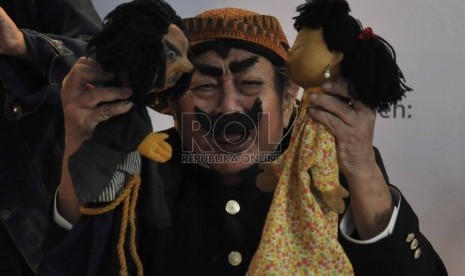 Pak Raden membawakan dongeng kepada para pengunjung saat pelaksanaan festival Dongeng Indonesia 2014 di Museum Nasional, Jakarta, Ahad (2/11). i