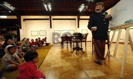 Pak Raden mendongeng melalui medium gambar papan tulis kepada anak-anak di Bentara Budaya, Jakarta Selatan, Ahad (28/4). Acara yang bertajuk Orat-Oret Pak Raden tersebut dalam rangka 60 tahun Pak Raden Berkarya 