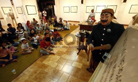 Pak Raden mendongeng melalui medium gambar papan tulis kepada anak-anak di Bentara Budaya, Jakarta Selatan, Ahad (28/4). Acara yang bertajuk Orat-Oret Pak Raden tersebut dalam rangka 60 tahun Pak Raden Berkarya.