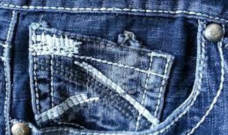 Pakaian berbahan denim atau jins. Serat mikro denim ditemukan pada kedalaman air lebih dari 1.500 meter.