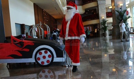 Pekerja mengenakan pakaian atribut natal pada salah satu Hotel di Jakarta (Ilustrasi)