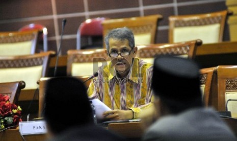 Pakar bidang haji dan umrah, Anggito Abimanyu beradiensi saat mengikuti Rapat Dengar Pendapat dengan Komisi VIII DPR RI di Kompleks Parlemen, Senayan, Jakarta, Kamis (27/8). 