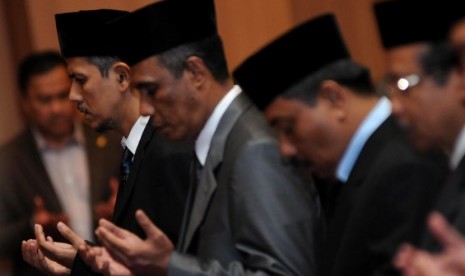  Pakar ekonomi, Anggito Abimanyu (paling kiri) berdoa usai dilantik menjadi Dirjen Penyelenggara Haji dan Umroh di Kantor Kemenag, Jakarta, Selasa (26/6). (Aditya Pradana Putra/Republika)