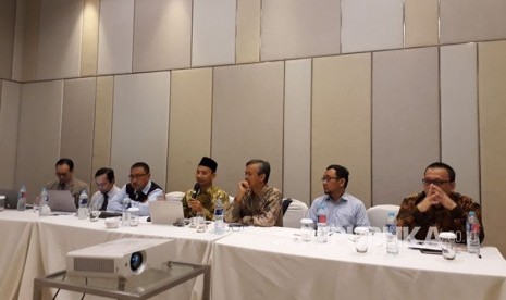 Pakar fiqih muamalah Ust Oni Sahroni (tengah) menjelaskan pandangannya tentang uang digital dari sisi syariah dalam diskusi terfokus tentang uang virtual di Cikini, Jakarta, Kamis (25/1).