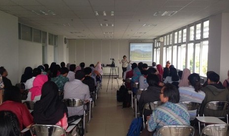 Pakar Geografi University of Hawaii, Prof Krisnawati Suryanata, saat mengisi kuliah tamu di Fakultas Geografi UGM, Selasa (13/2) lalu.