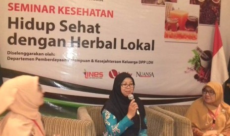 Pakar herbal, dr Indah Hastuti (tengah)