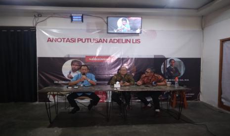 Pakar Hukum Kehutanan Sadino bersama Guru Besar Hukum Pidana Universitas Al-Azhar Indonesia Suparji Ahmad saat anotasi putusan Adelin Lis yang digelar di Diskaz Coffe, Jakarta Selatan, Jumat (10/11/2023).