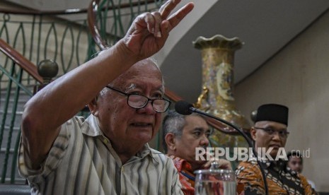 Pakar Hukum Laut Internasional Hasjim Djalal (kiri) meninggal.