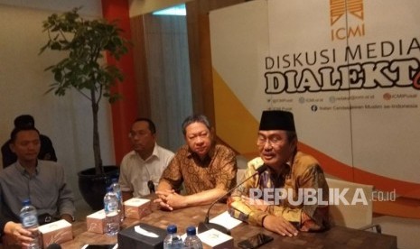 Pakar Hukum Tata Negara,  Jimly Asshiddiqie, saat diskusi di Kantor Operasional ICMI, Menteng,  Jakarta Pusat,  Jumat (16/3). Jimly menegaskan hak cuti kampanye bagi capres pejawat bisa tidak digunakan. 