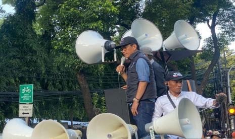 Pakar hukum tata negara Refly Harun saat hadir dalam aksi menolak hasil rekapitulasi Pemilu 2024 di depan gedung Komisi Pemilihan Umum (KPU), Menteng, Jakarta Pusat, Rabu (20/3/2024). 