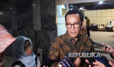 Pakar Hukum Tata Negara, Refly Harun sesaat setelah menghadiri Rapat Dengar Pendapat bersama Komisi II DPR-RI tentang Perppu Ormas di Gedung Nusantara, Komplek Parlemen Senayan, Rabu, (18/10).