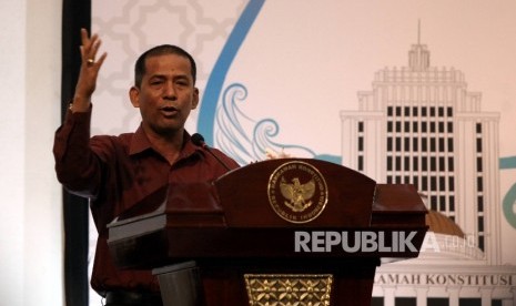 Constitutional law expert Saldi Isra is one of candidate to replace Patrialis Akbar as Constitutional Court judge. Beside him, the Selection Commission also named Bernard Tanya (lecturer in Nusa Cendana University, East Nusa Tenggara) and Wicipto Suryadi (retiree of the Ministry of Law and Human Rights) as candidates. 