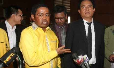 Pakar hukum tata negara Yusril Ihza Mahendra bersama Sekjen Partai Golkar Idrus Marham.