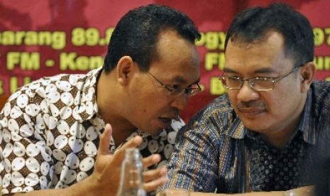 Constitutional law expert at Parahyangan University Asep Warlan Yusuf (right).