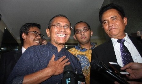 Pakar hukum Yusril Ihza Mahendra bersama tersangka korupsi PLN Dahlan Iskan.