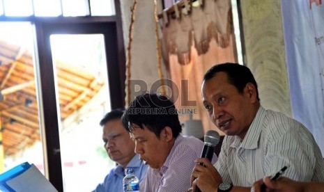 Emrus Sihombing (kiri), Direktur Investigasi dan Advokasi FITRA Uchok Sky Khadafi (tengah), Direktur Indonesia Publik Institute Karyono Wibowo (kanan) berbicara saat menjadi narasumber diskusi publik di Jakarta, Jumat (19/9). (Republ