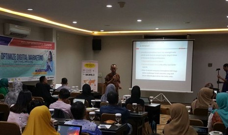 Kepala Operasional  Republika Online (ROL) Slamet Riyanto mengisi seminar mengenai pentingnya digital marketing bagi para travel Muslim, di Jakarta, Ahad (18/2).