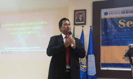 Pakar keamanan siber , Pratama Persadha berbicara di Seminar Nasional Keamanan Siber Universitas Muhammadiyah Semarang (Unimus), Kamis (27/2).