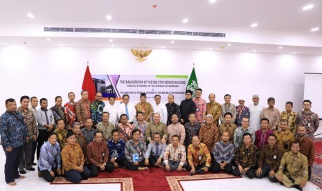 Pakar komunikasi, Dr Aqua Dwipayana (belakang, tengah, berpeci) berfoto bersama seusai melaksanakan sharing komunikasi dan motivasi di KJRI Jeddah.