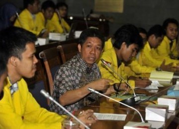 Pakar Komunikasi Politik dari Universitas Indonesia (UI), Effendi Gazali (tengah), bersama civitas akademika UI beraudiensi dengan Komisi X DPR di Kompleks Parlemen, Senayan, Jakarta.