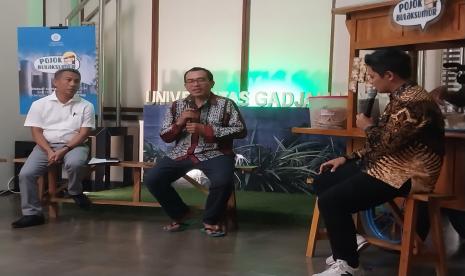 Pakar Komunikasi Politik Universitas Gadjah Mada, Nyarwi Ahmad (tengah) dalam diskusi bertajuk 