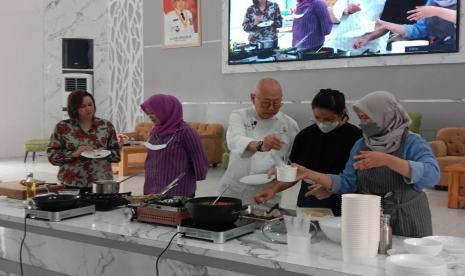 Pakar kuliner Indonesia, William Wirjaatmadja Wongso, berbagi resep masakan nusantara ke Tim Penggerak Pemberdayaan dan Kesejahteraan Keluarga (TP PKK) Kabupaten Tangerang. Chef internasional ini memberikan resep memasak yang sehat kepada ibu-ibu PKK menyambut event internasional Partnerships in Environmental Management for the Seas of East Asia’s (PEMSEA) Network of Local Governments (PNLG) di Kabupaten Tangerang pada 25-29 Oktober 2022 mendatang.