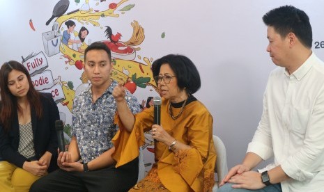 Pakar kuliner Sisca Soewitomo (kedua dari kanan) dan chef Yuda Bustara (kedua dari kiri) dalam konferensi pers Endeus Festival.