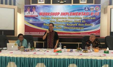 Pakar kurikulum dari Indonesia Emas Institute memberika workshop implementasi Kurikulum 2013 kepada kepala sekolah, pengawas dan guru SD dan SMP se-Kabupaten Dharmasraya, Sumatera Barat. 