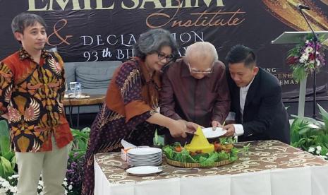 Pakar lingkungan hidup yang juga ekonom dan politisi, Prof H Emil Salim MA PhD, menyampaikan deklarasi tentang Satu Bumi untuk Semua Generasi yang dirangkum dalam sebuah buku berjudul sama, tepat pada perayaan ulang tahunnya yang ke-93 tahun pada 8 Juni 2023.