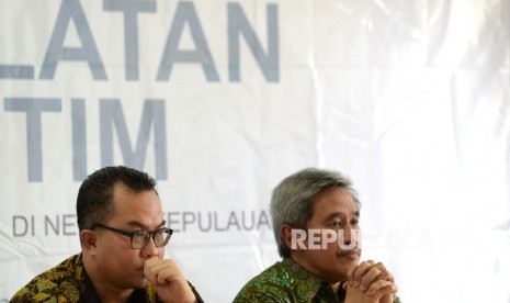 Pakar Maritim Arif Satria bersama Sekjen Kementerian Kelautan dan Perikanan Sjarif Widjaja (dari kiri) menjadi nara sumber saat seminar nasional saat Tanwir Muhammadiyah di Ambon, Maluku, Ahad (26/2).