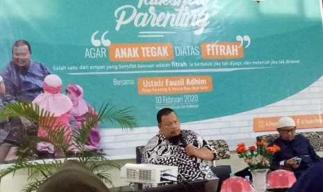 Dua Hal Penting Saat Mendidik Anak. Foto:   Pakar parenting, Muhammad Fauzil Adhim tampil dalam Talkshow Parenting yang diadakan oleh Sekolah Al Bayan Hidayatullah Makassar.