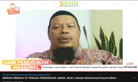 Pakar parenting Ustadz Mohammad Fauzil Adhim menjadi narasumber Virtual Event Hardiknas BMH, Sabtu (1/5).