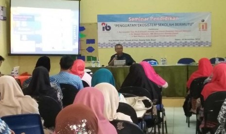 Pakar pendidikan Burhanuddin Tolla PhD memberikan pemaparan pada seminar pendidikan tentang penguatan ekosistem sekolah bermutu di Kampus Perguruan Al-Iman Citayam, Bogor, Jawa Barat, Sabtu (28/11).