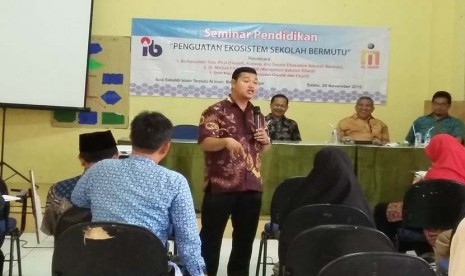 Pakar pendidikan Dr Misbah Fikrianto menyampaikan pemaparan pada   seminar pendidikan bertajuk “Penguatan Ekosistem Sekolah Bermutu” di kampus Perguruan Al-Iman Citayam, Bogor, Jawa Barat, Sabtu (28/11). 