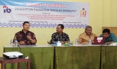 Pakar pendidikan Dr Misbah Fikrianto menyampaikan pemaparan pada seminar pendidikan bertajuk “Penguatan Ekosistem Sekolah Bermutu” di kampus Perguruan Al-Iman Citayam, Bogor, Jawa Barat, Sabtu (28/11). 