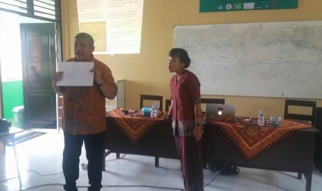 Pakar pendidikan Zulfikri Anas (kiri) mengisi diskusi tentang pendidikan yang diadakan oleh Disdik Pendidikan Kota Tarakan, Kalimantan Utara. 