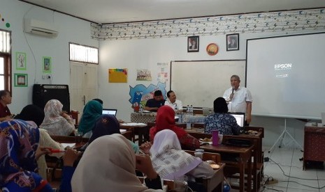 Pakar pendidikan, Zulfikri Anas, memberikan pembekalan kepada para peserta raker Sekolah Islam Terpadu (SIT) Al Iman, Bojonggede, Bogor.