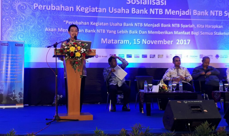 Pakar Perbankan Syariah Muhammad Syafii Antonio memaparkan tentang manfaat konversi Bank NTB menjadi Bank NTB Syariah di Ballroom Islamic Center NTB, Rabu (15/11).