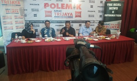 Pakar Politik LIPI Siti Zuhro (Dari kiri), Anggota DPR Nasir Djamil (kiri kedua), politikus PPP Ade Irfan Pulungan (kanan kedua) dan Guru Besar Hukum Tata Negara IPDN Profesor Juanda (kanan) dalam diskusi bertajuk ‘Membaca Arah Amandemen UUD 45’ di Gondangdia, Jakarta Pusat, Sabtu (30/11). 