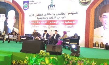 Pakar tafsir Alquran M Quraish Shihab dan Gubernur NTB Zainul Majdi dalam Silaturahim Nasional Alumni al-Azhar