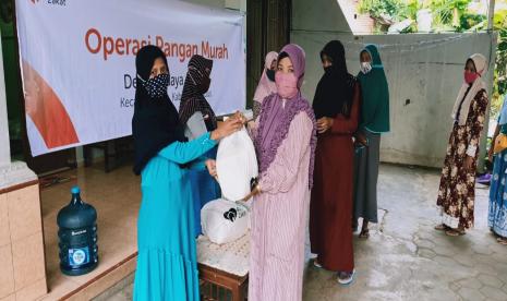 Paket bantuan sembako ini merupakan Program Ketahanan Pangan yang diinisiasi oleh Rumah Zakat akibat dari pandemi virus Covid- 19.