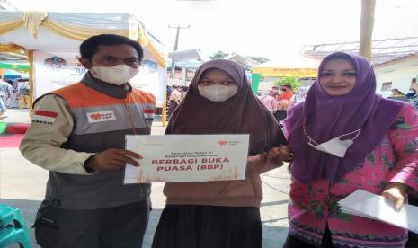 Paket Berbagi Buka Puasa Rumah Zakat yang berkolaborasi dengan kecamatan Cisolok serta PKK kecamatan Cisolok ini disalurkan kepada anak yatim dan kaum yang dhuafa.