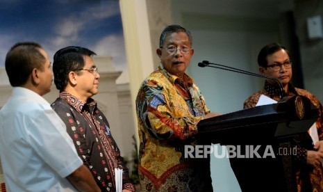  Menko Perekonomian Darmin Nasution (kedua kanan), saat memberikan konferensi pers rilis Paket Kebijakan Ekonomi Jilid X di Istana Negara, Jakarta, Kamis (11/2).  (Republika/Wihdan)