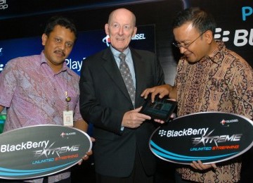 PAKET TABLET TELKOMSEL. VP Channel Telkomsel Gideon Edi Purnomo (kanan) bersama GM Device Bundling Management Heru Sukendro (kiri) dan Presdir RIM Indonesia Andrew Cobham, mengoperasikan komputer tablet BlackBerry Playbook yang mulai dipasarkan berikut pak