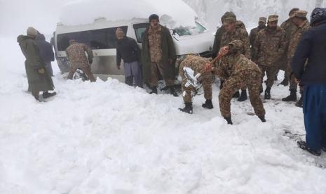 22 Orang Meninggal Membeku karena Terjebak Badai Salju di Pakistan