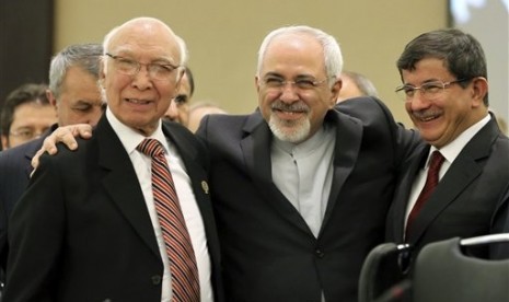 Pakistani Foreign Minister Sartaj Aziz (left), Mohammad Javad Zarif, Iran's foreign minister (center), and Ahmet Davutoglu, Turkey's foreign minister pose for a picture during the 21st meeting of the ECO council of ministers in Tehran, Iran on Tuesday, Nov