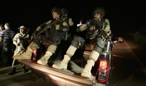 Pakistani soldiers patrol on a vehicle after a suicide bomb attack in Wagah border near Lahore November 2, 2014.