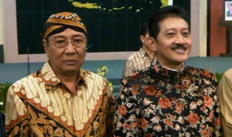 Paku Buwono XIII (kiri) dan Tedjowulan