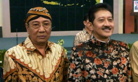 Pakubuwono XIII (kiri)